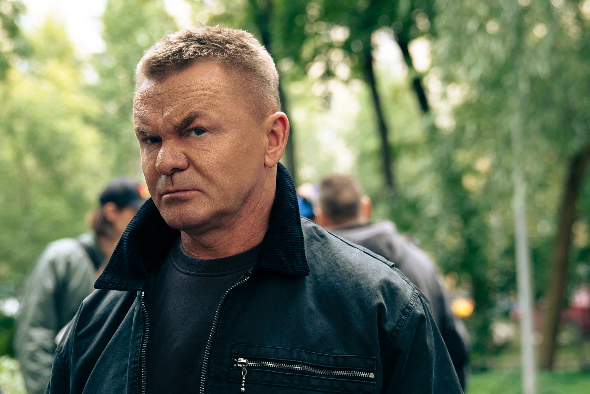 Сериал Профессиональный сосед (2026). Кадр N277500