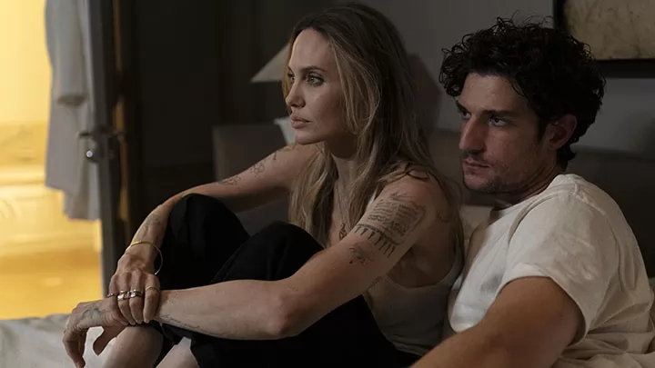 Анджелина Джоли в дублированном трейлере фильма Кутюр