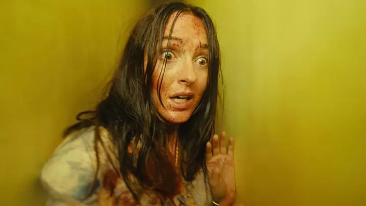 Ренате Реинсве и Чиветел Эджиофор в дублированном трейлере фильма "Закулисье реальности"