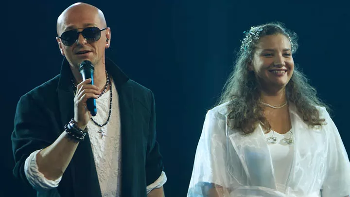 Сергей Безруков в трейлере комедийного фильма "Не по-детски"