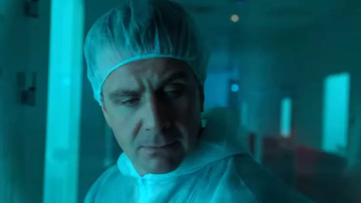 Антон Васильев и Светлана Ходченкова во втором трейлере сериала "Большая фарма"