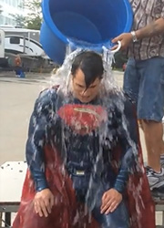 Супермен принял холодный душ ради благотворительности