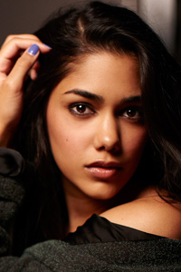 Теси Дхенрадж (Tasie Dhanraj)
