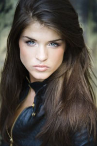 Мари Авгеропулос (Marie Avgeropoulos)