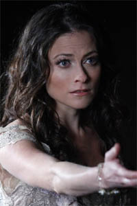 Лара Пулвер (Lara Pulver)