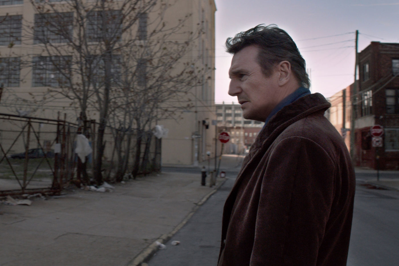 Фильм Прогулка среди могил (2014). Кадр N87930