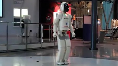 Выступление робота ASIMO (автор Sensi)