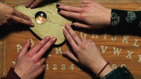 Кадр к фильму Уиджи: Доска Дьявола / Ouija