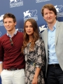 Эдди Редмэйн, Алисия Викандер и Том Хупер на пресс-конференции фильма "Девушка из Дании" на 72-м Венецианском кинофестивале