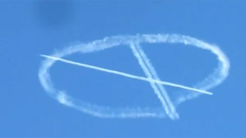 Символ "Люди Икс: Первый класс" в небе над Калифорнией